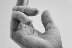 Ein Arm der Statue ist länger als der andere, um den Eindruck von Bewegung und Gleichgewicht zu vermitteln.