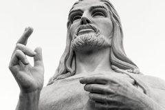 Das Gesicht der Statue stellt die gemischte Rasse der Kubaner dar, mit leeren oder schräg stehenden Augen und dicken Lippen.