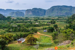 Paisaje-con-casas-Valle-de-Vinales-Cuba-Que-visitar-en-Vinales